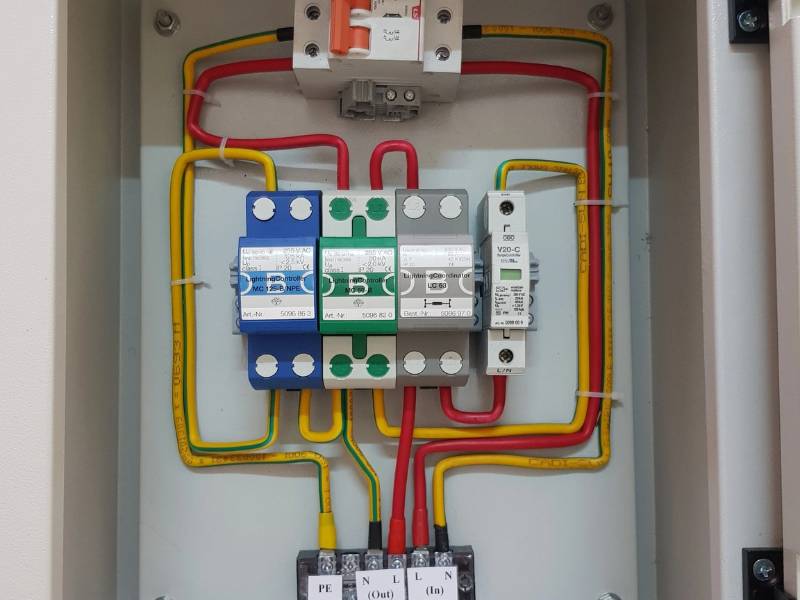 thiết bị cắt lọc sét